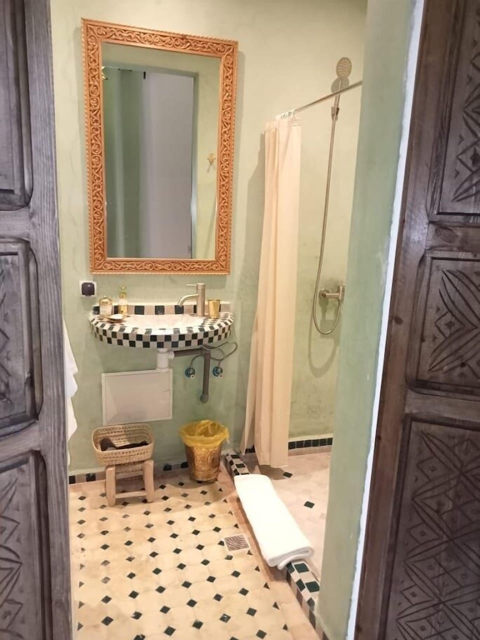 Comfort Double Room | Bathroom | Free toiletries, hair dryer