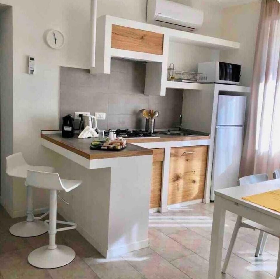 Apartment 102 | Private kitchen | Full-size fridge, microwave, oven, stovetop