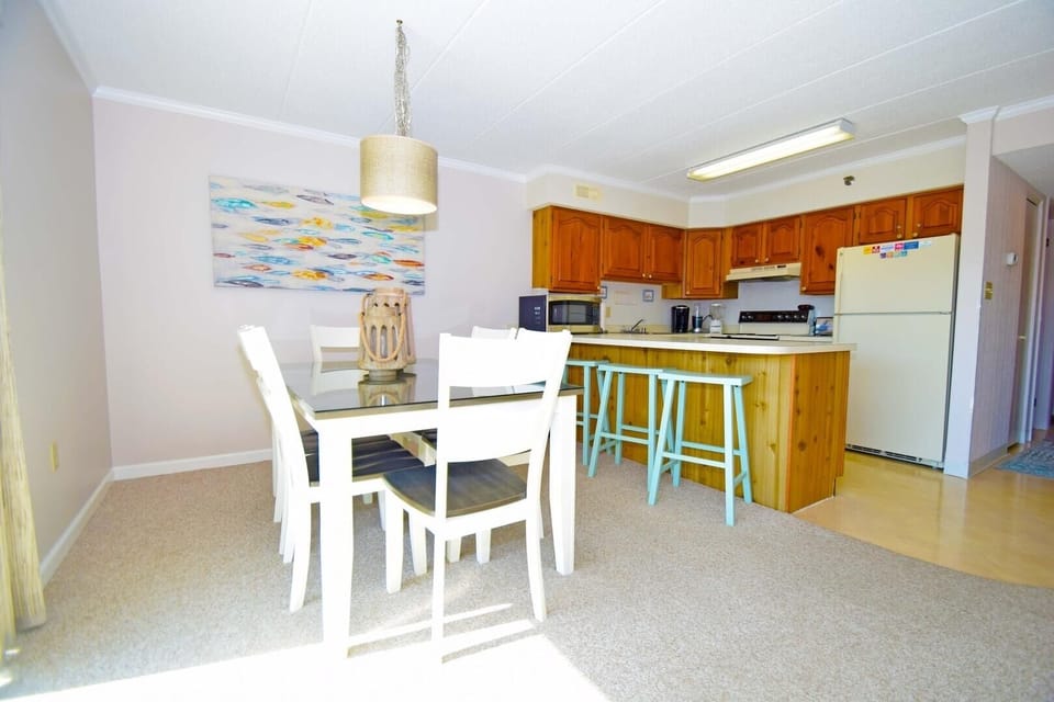 Condo, 2 Bedrooms | Dining
