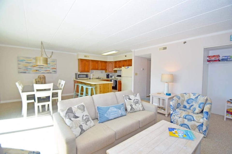 Condo, 2 Bedrooms | Living area