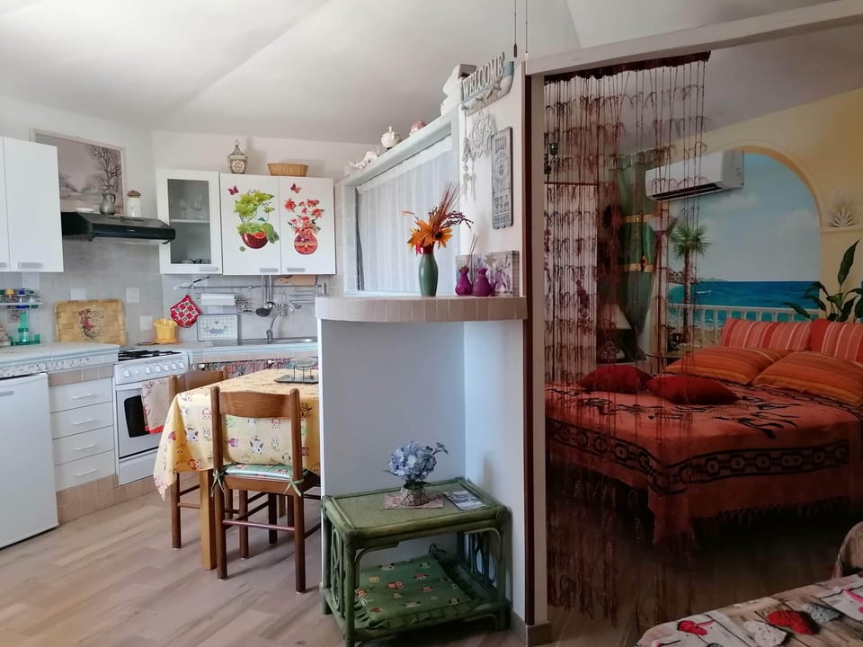 Studio, Multiple Beds | Private kitchen | Fridge, oven, cookware/dishes/utensils