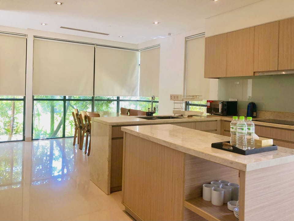 Superior Apartment, 2 Bedrooms, Poolside | In-room dining