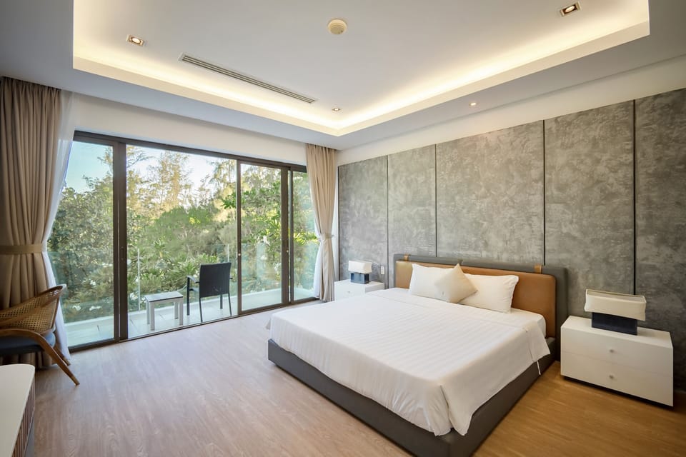 Pillowtop beds, in-room safe, desk, laptop workspace