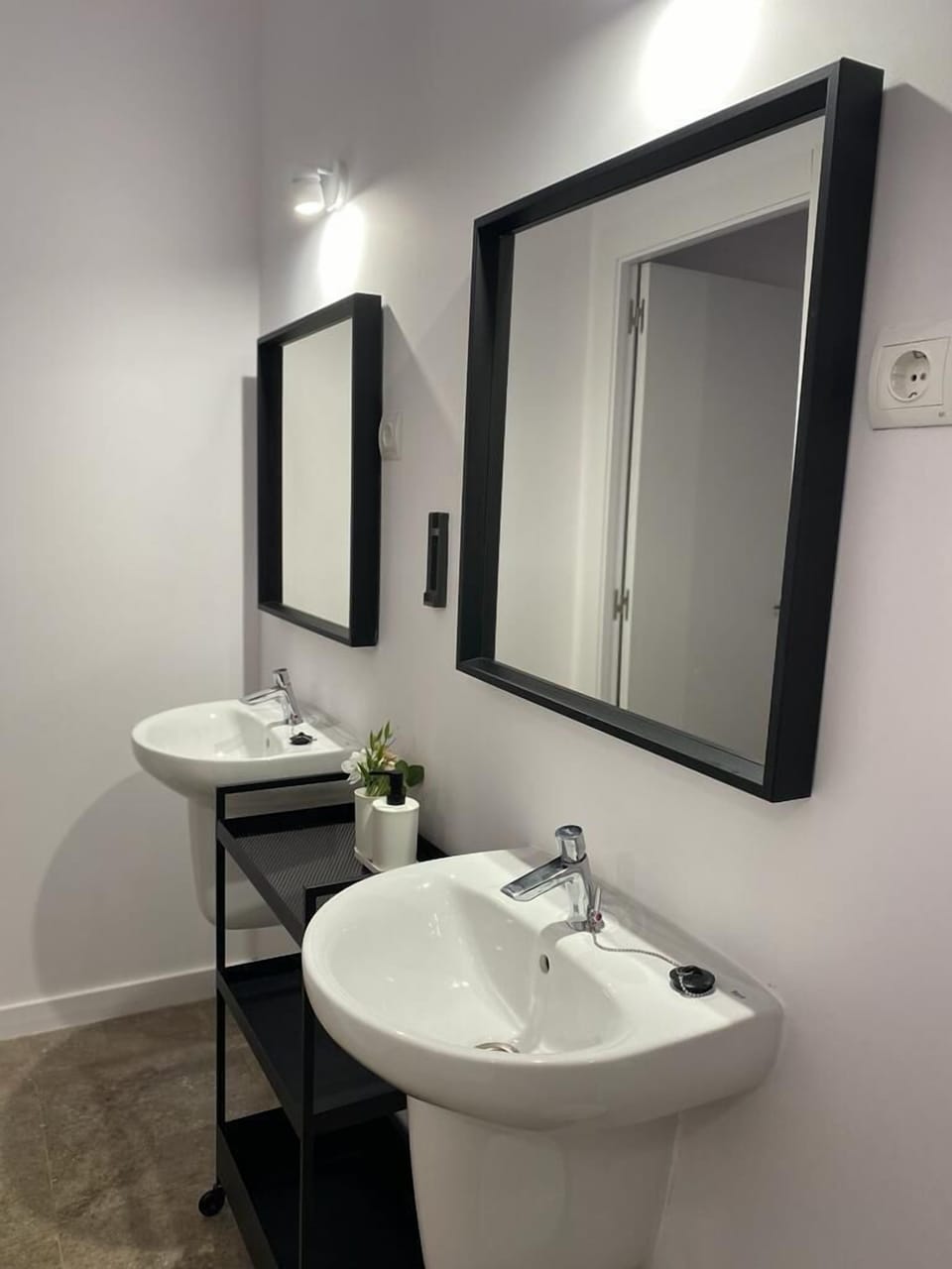 Hydromassage showerhead, free toiletries, hair dryer, towels