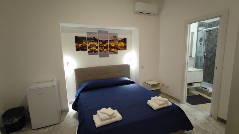 Double Room, 1 Queen Bed | Hypo-allergenic bedding, free minibar items, in-room safe, desk