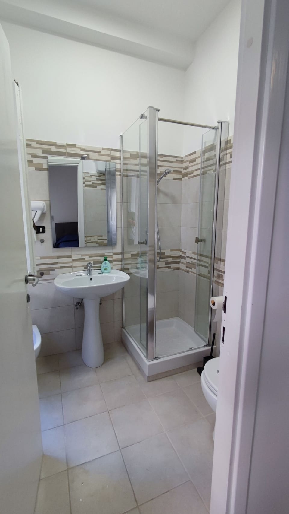 Quadruple Room | Bathroom | Shower, hydromassage showerhead, free toiletries, hair dryer