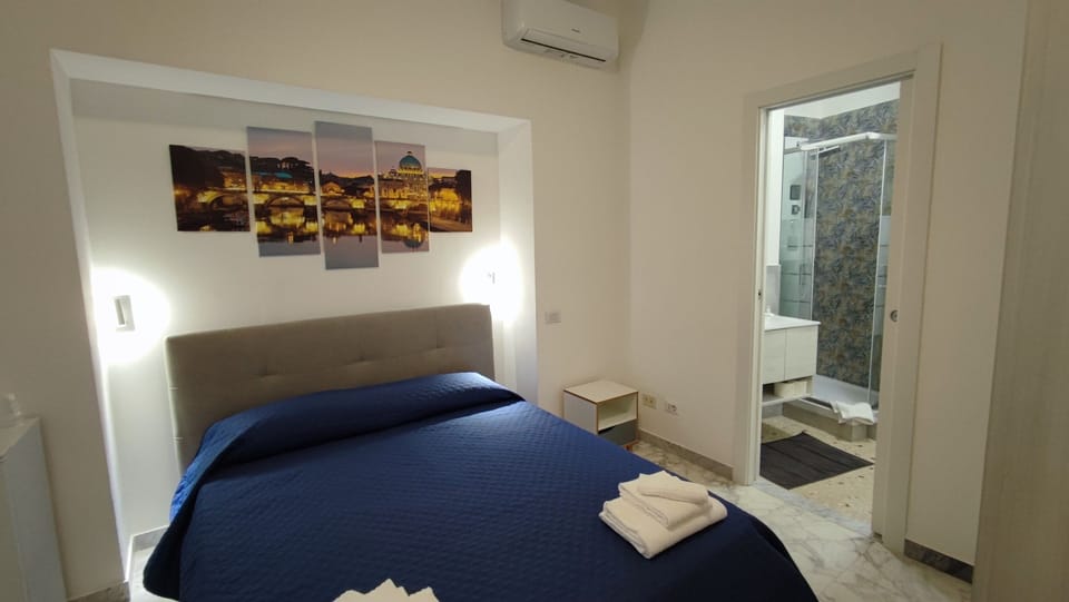 Double Room, 1 Queen Bed | Hypo-allergenic bedding, free minibar items, in-room safe, desk