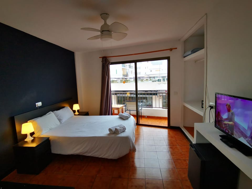 Double Room, Balcony | Premium bedding, in-room safe, desk, blackout drapes