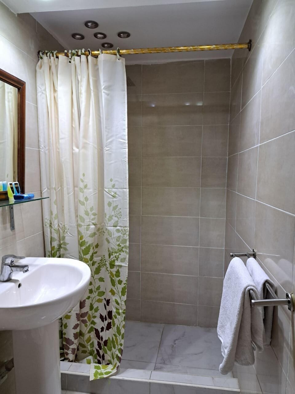 Classic Triple Room | Bathroom | Shower, towels, soap, shampoo