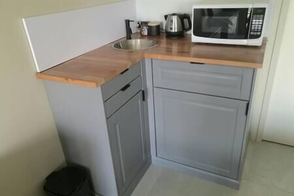 Kitchenette (no cooking facilities)