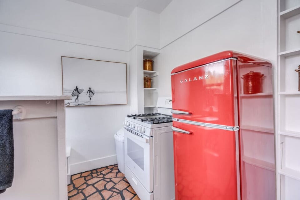 New gas stove and new retro fridge (no dishwasher)