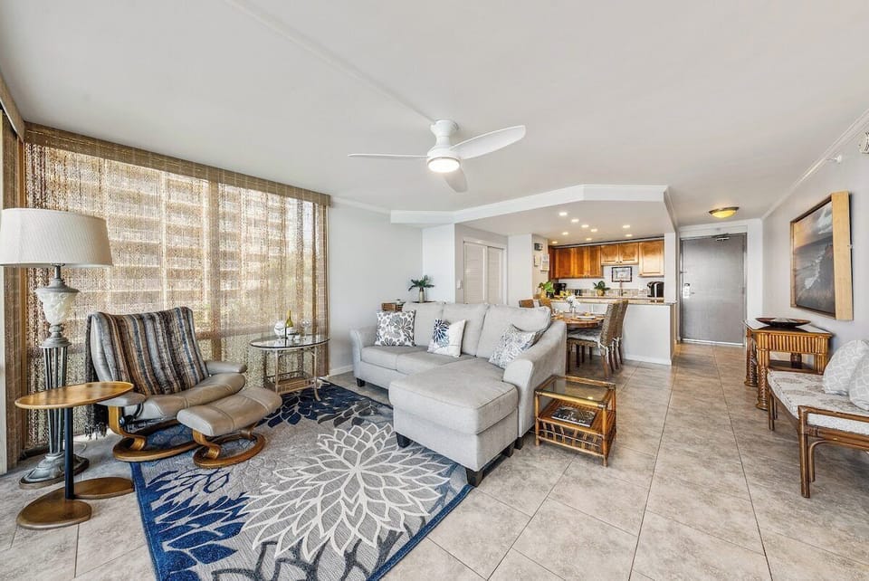 Great nature light in the living room at Valley Isle 304
