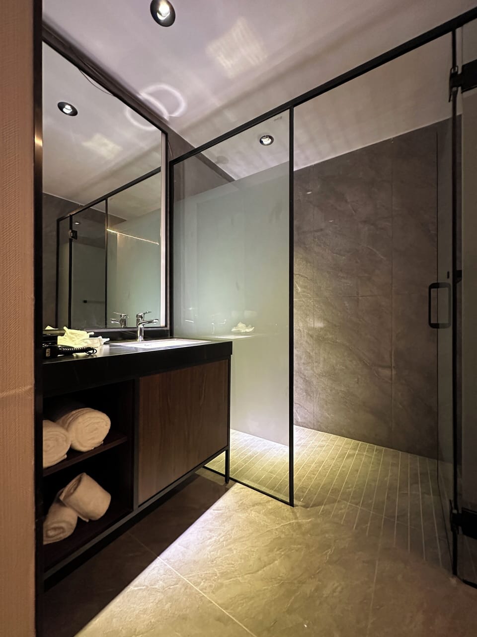 Shower, rainfall showerhead, free toiletries, hair dryer