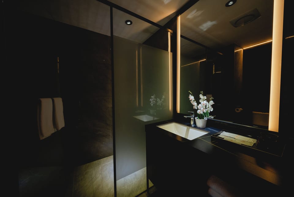 Shower, rainfall showerhead, free toiletries, hair dryer