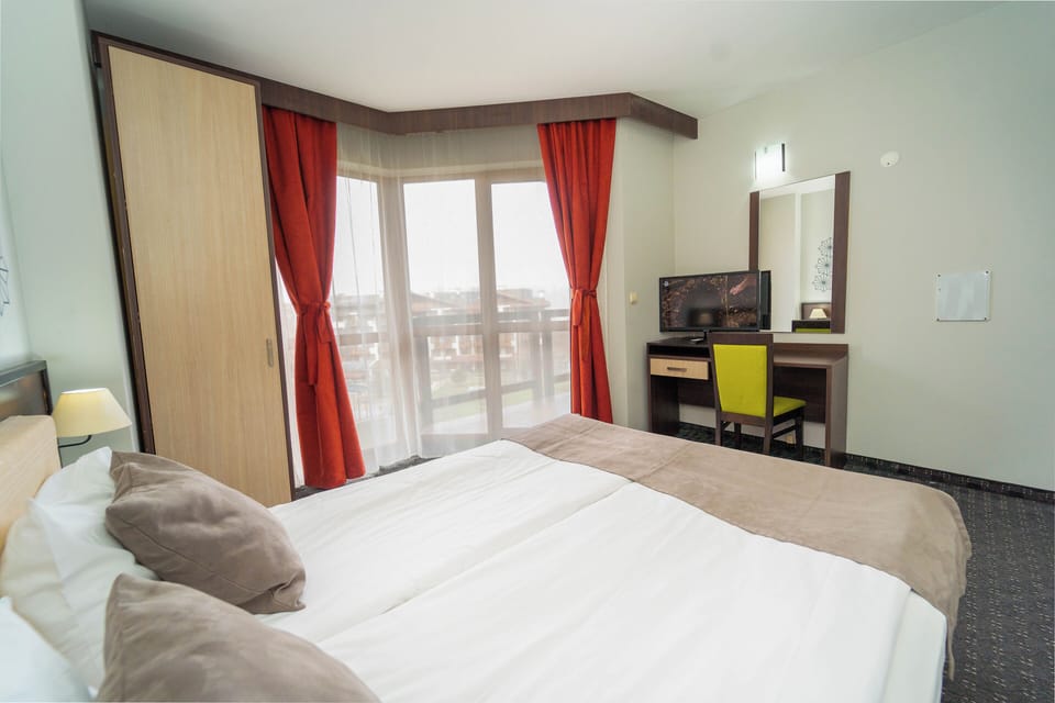 Apartment, 2 Bedrooms | Minibar, desk, blackout drapes, free cribs/infant beds