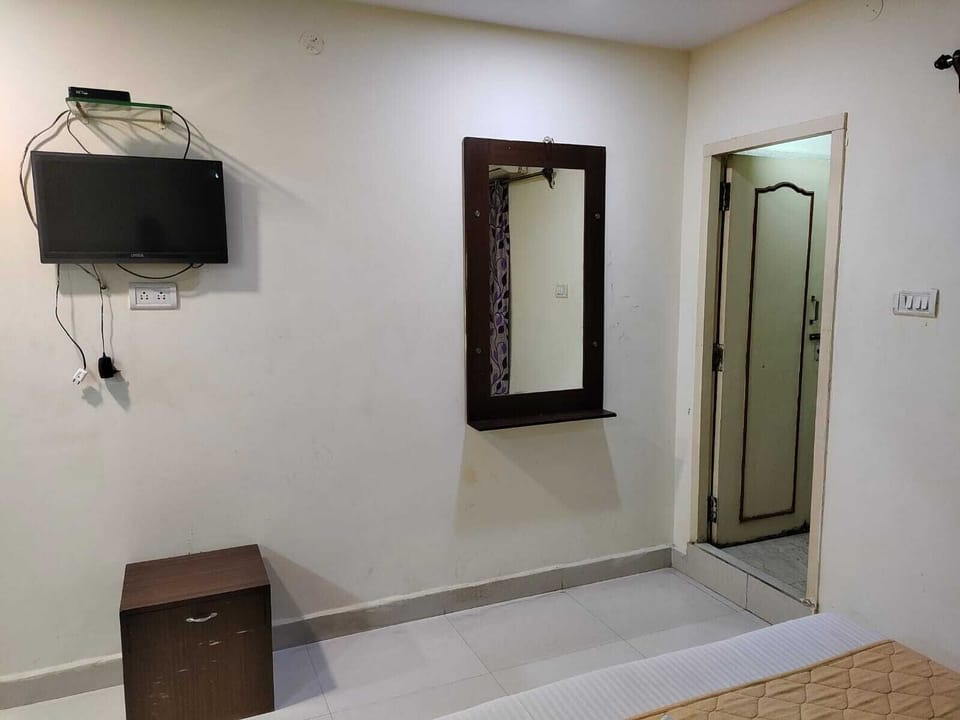 Deluxe Double or Twin Room | Living area | LED TV