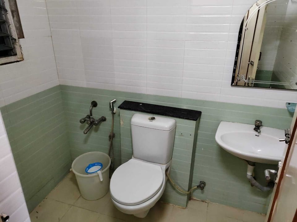 Deluxe Double or Twin Room | Bathroom | Shower, rainfall showerhead, towels, soap