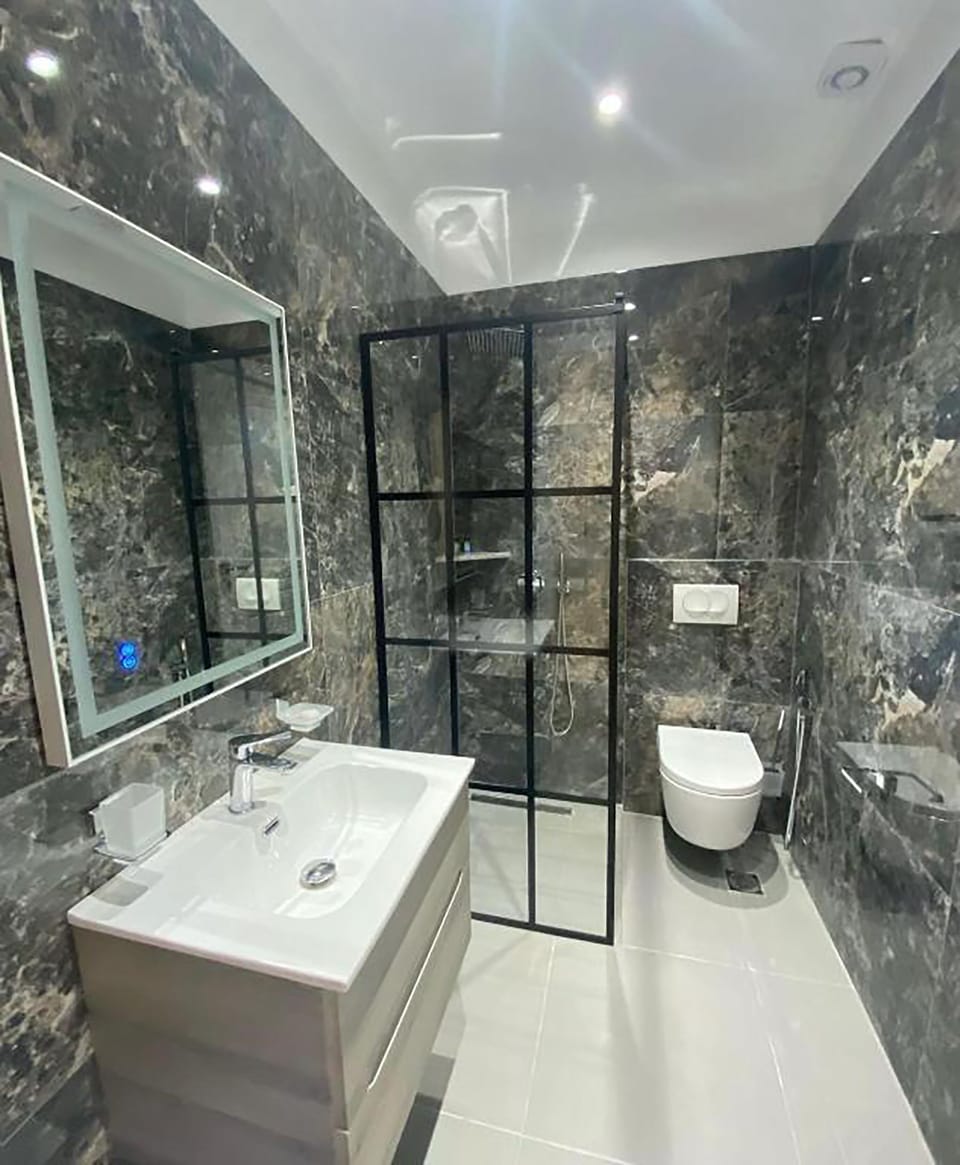 Shower, rainfall showerhead, free toiletries, hair dryer