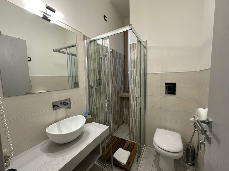 Comfort Double Room | Bathroom | Shower, rainfall showerhead, hair dryer, towels
