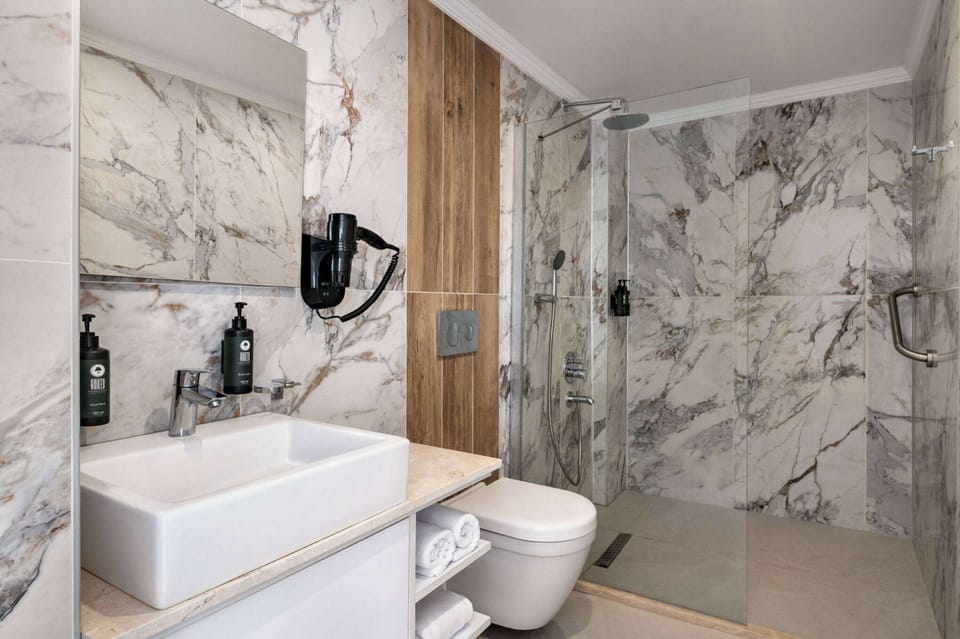 Standard Room (Land View) | Bathroom | Shower, hair dryer, slippers, towels