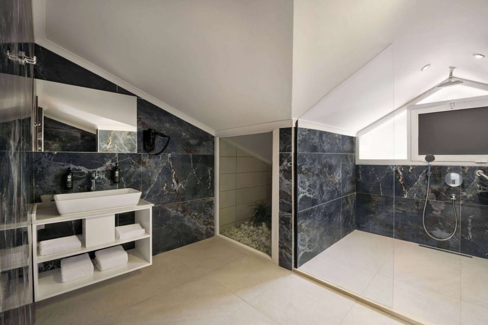 Deluxe Room, Jetted Tub | Bathroom | Shower, hair dryer, slippers, towels