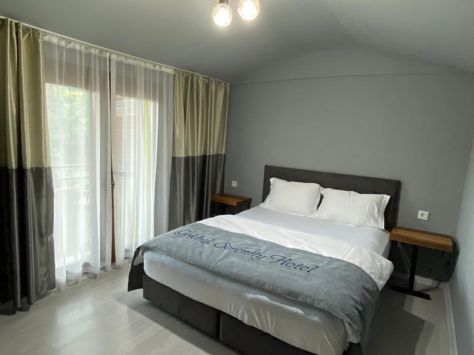 Standard Room | In-room safe, desk, laptop workspace, iron/ironing board
