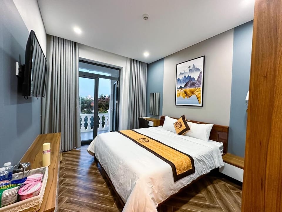 Single Room | Individually decorated, individually furnished, desk, laptop workspace