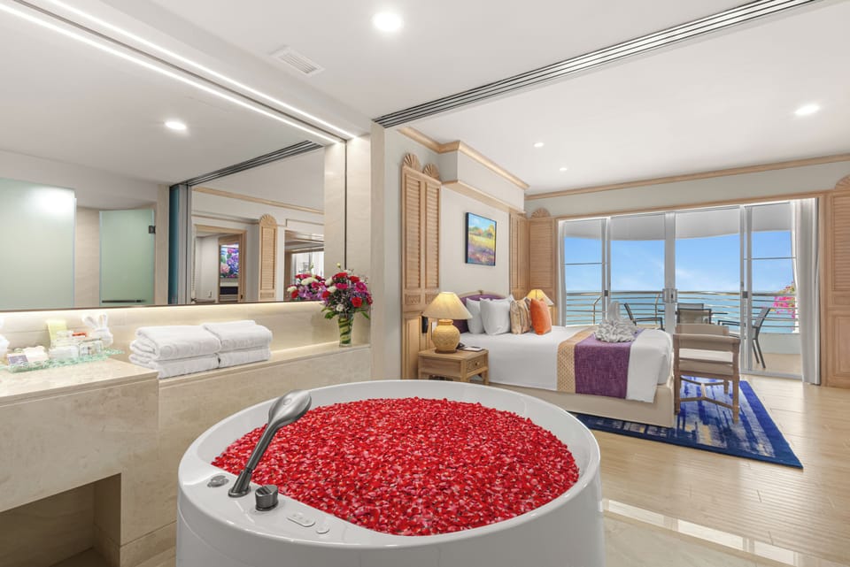 Two Bedrooms Royal Suite | Bathroom | Free toiletries, hair dryer, bathrobes, slippers
