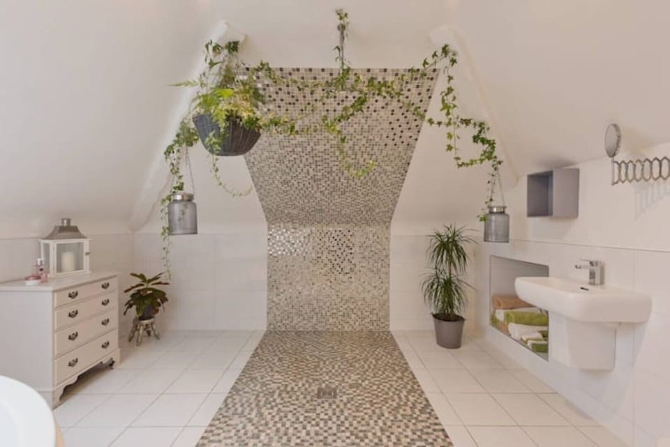 Primary  ensuite