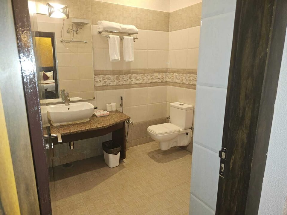 Standard Room | Bathroom | Shower, rainfall showerhead, free toiletries, towels