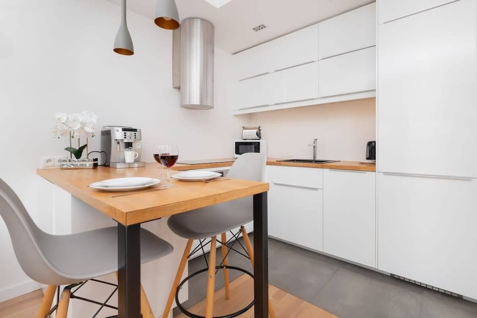 Scandinavian-style dining area – Bright and clean space with a wooden table, ideal for meals or remote work.

