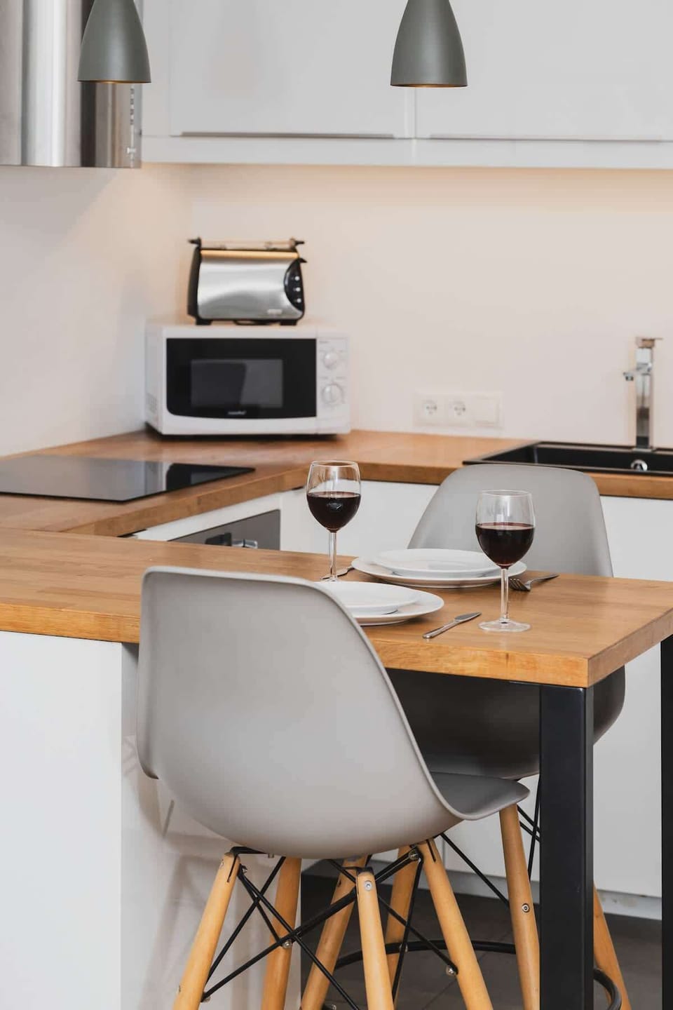 Scandinavian-style dining area – Bright and clean space with a wooden table, ideal for meals or remote work.