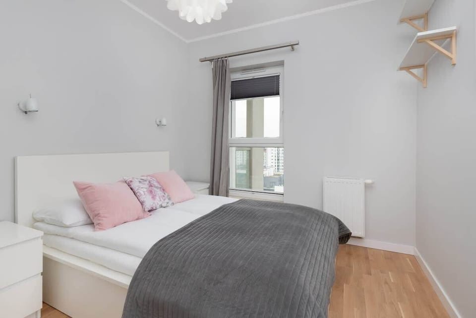 Cozy bedroom with grey bedding – Queen-size bed, soft linens, and bedside storage – ideal for restful nights.

