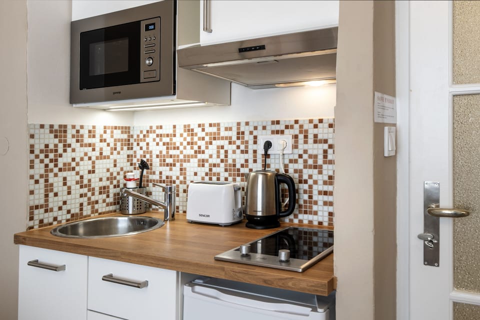 Deluxe Studio Suite, 1 Bedroom | Private kitchenette | Mini-fridge, microwave, stovetop, cookware/dishes/utensils