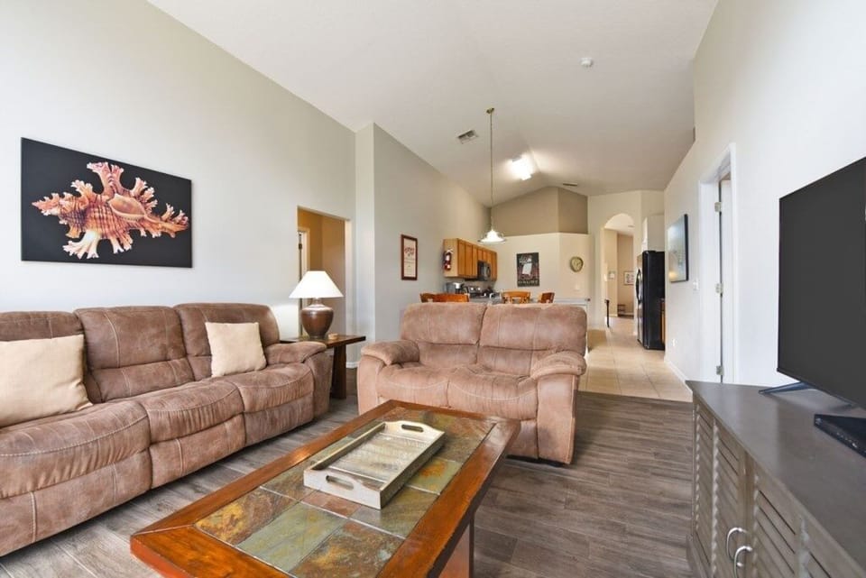House, 4 Bedrooms | Living area