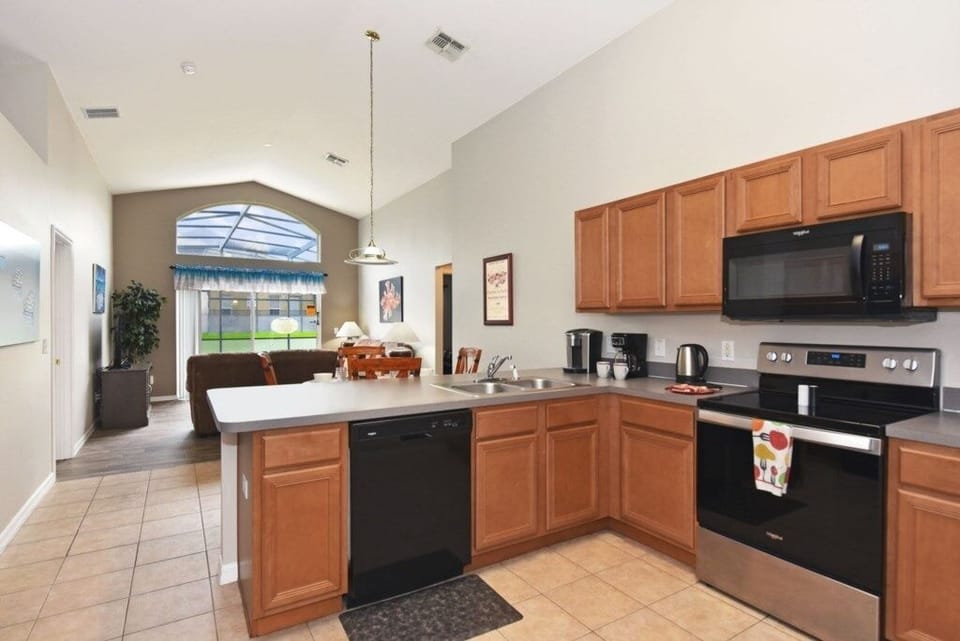 House, 4 Bedrooms | Private kitchen