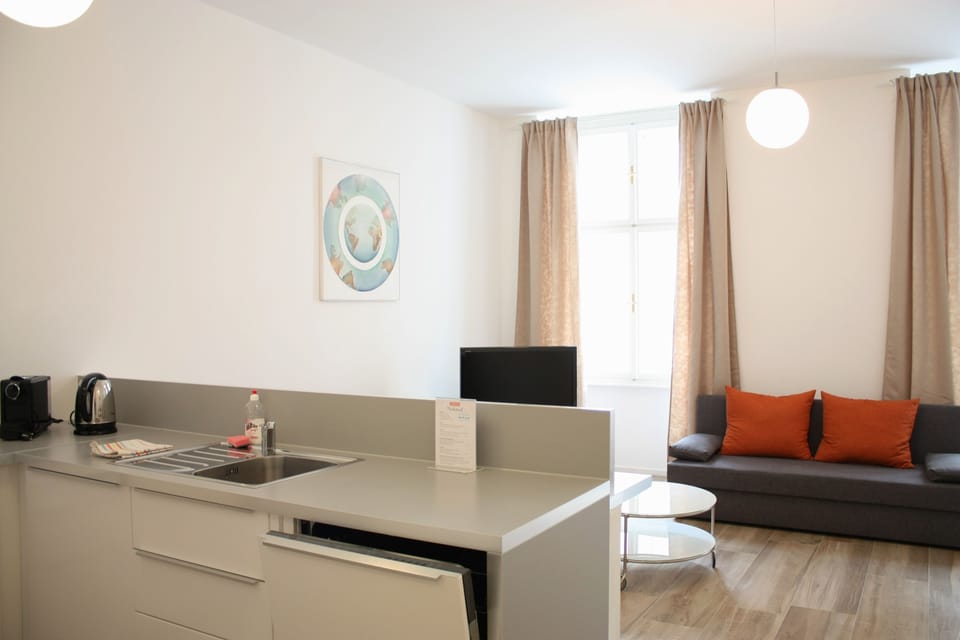 Deluxe Townhome, 1 Bedroom, Kitchen | Living area | Flat-screen TV