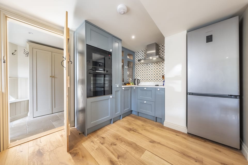 Ground floor: From the kitchen to the entrance hall