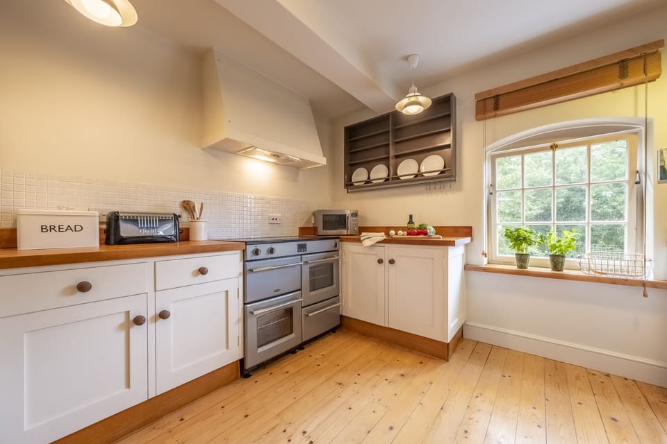 First floor: Kitchen with range cooker