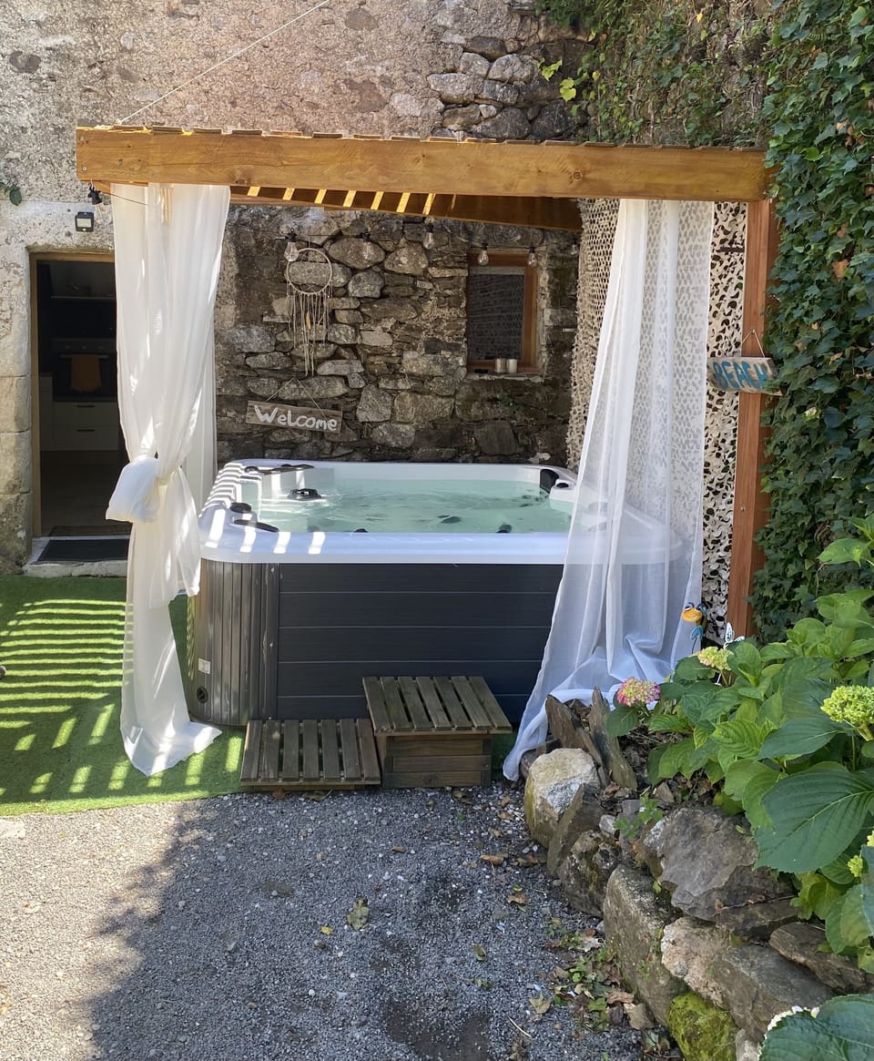 Outdoor spa tub