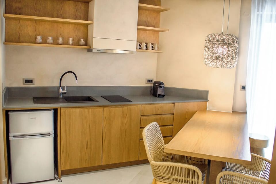 Family Suite | Private kitchen | Mini-fridge, espresso maker, coffee/tea maker, electric kettle