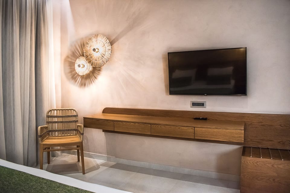 Hypo-allergenic bedding, in-room safe, desk, blackout drapes