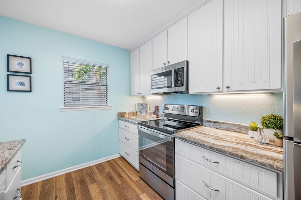 Stove, Microwave and fully stocked kitchen!