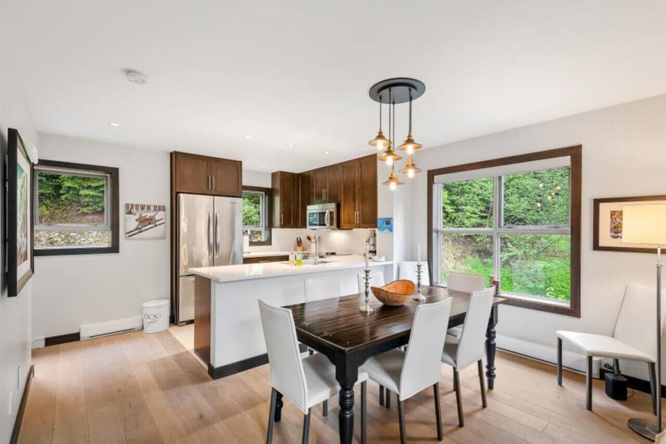 Dining Room. Seating for 6 guests.