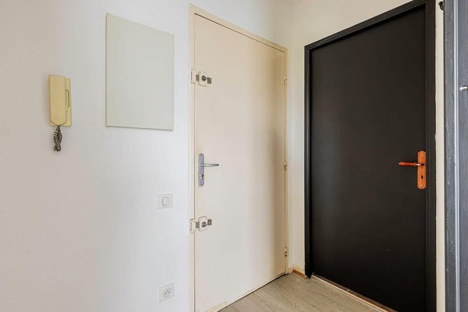 Couloir d'entrée et l'entrée de la salle d'eau
