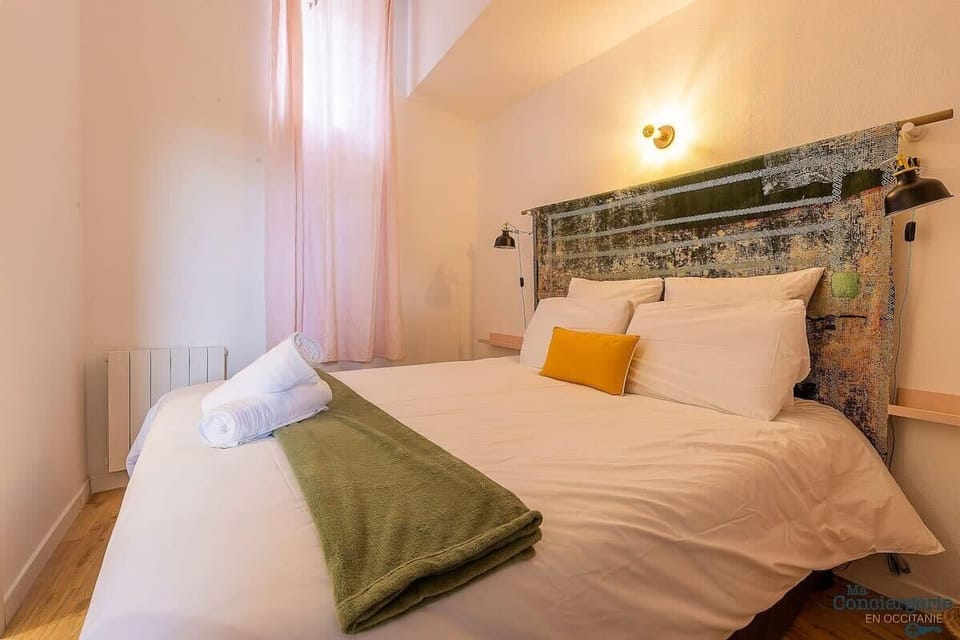 une petite chambre avec un lit 160cm avec sa salle d'eau attenante
