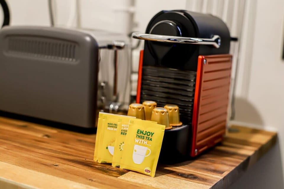 Espace cuisine avec micro-ondes, frigo top, plaque vitro, machine à café...