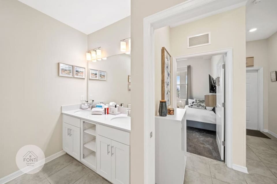 Bathroom #2 with tub.#Disney #Parks #kingdom #springs #StoreyLake #resort #Apartment #Vacation #Rental #waterpark #Kissimmee #Orlando #universal #citywalk