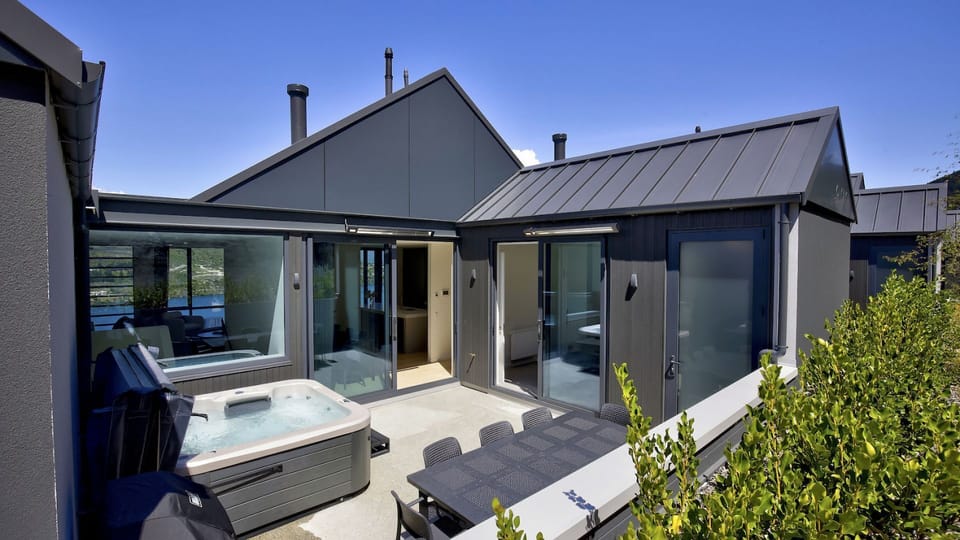 Outdoor Patio with Hot Tub, BBQ and Dining Table