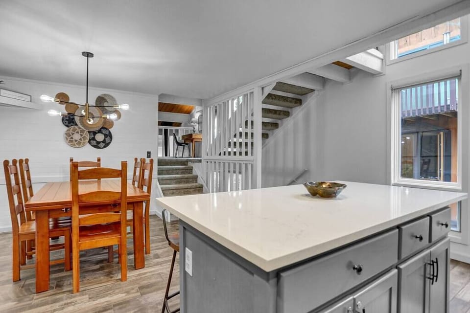 Dining Table: Seats 6
Bar: Seats 4